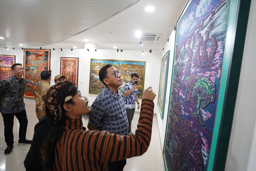 Pameran tunggal Agung Suhartanto bertajuk MENEROKA resmi dibuka untuk umum di Taman Budaya Embung Giwangan, Yogyakarta. Sebanyak 100 karya batik periode 2016–2020 dipamerkan sekaligus mengantarkan Agung meraih penghargaan LEPRID. (Dok. Menoreka)