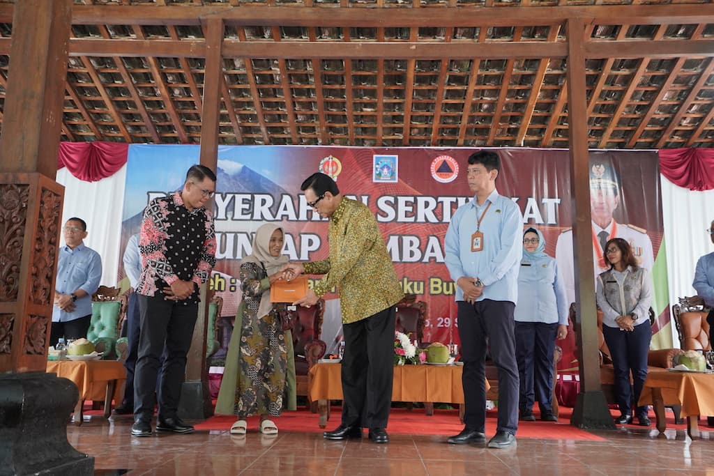 Sebanyak 46 sertifikat SHM huntap warga terdampak erupsi Merapi 2010 di Kepuharjo dan Umbulharjo, Cangkringan, diserahkan Sri Sultan HB X. Warga diminta menjaga sertifikat, lingkungan Merapi, dan mengembangkan kopi sebagai alternatif penghasilan. (dok. Pemda DIY)