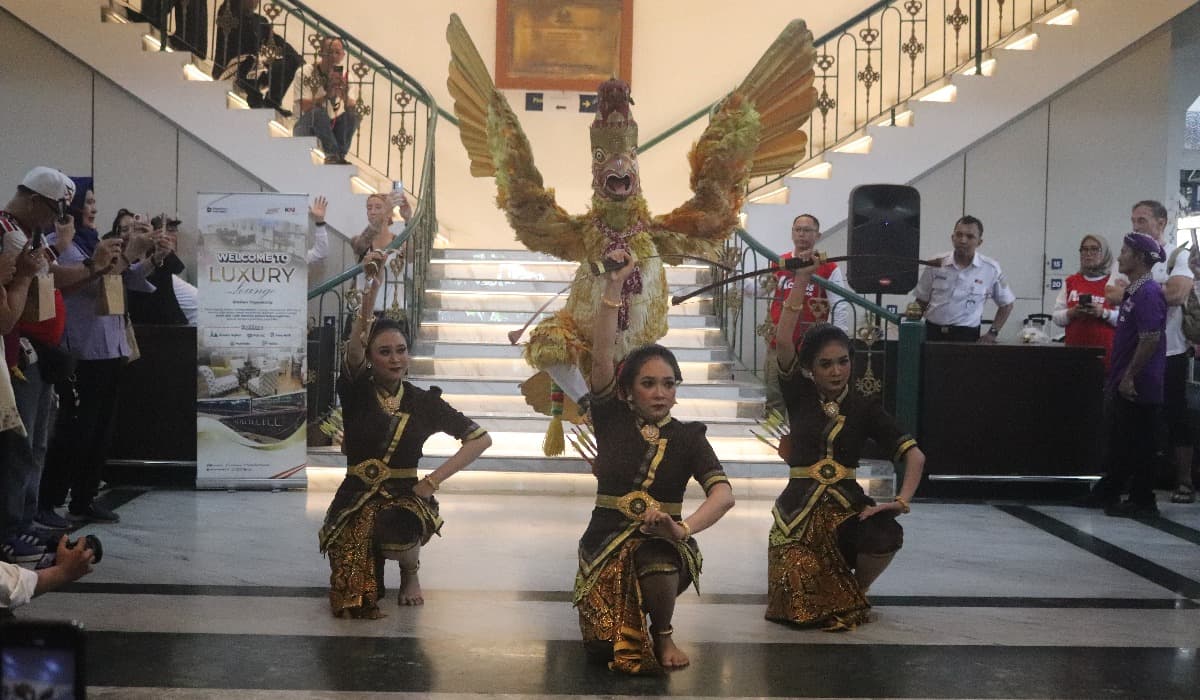 Penampilan Garuda Yaksa seberat 55 kilogram memeriahkan HUT ke-81 RI di Stasiun Yogyakarta, Senin (17/8/2026). KAI juga menghadirkan musik, lomba 17 Agustus, hingga pembentangan bendera. (dok. aroel M)