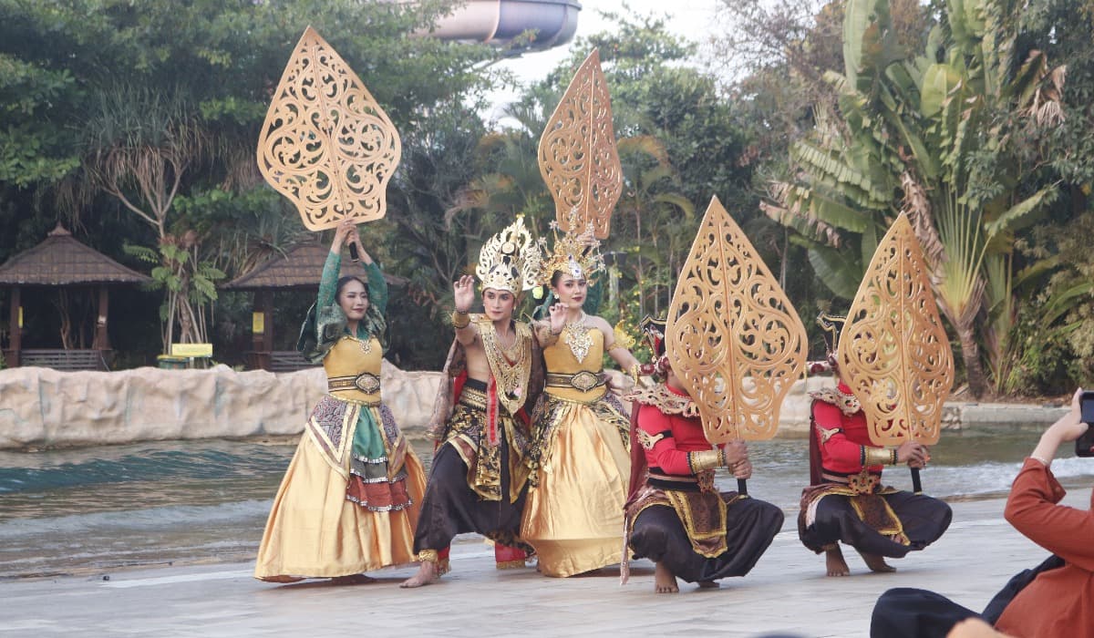 Jogja Bay menghadirkan Bay Culture Show bertema Ramayana Beyond The Wave, memadukan tari tradisional dan modern di tepi kolam ombak. Tiket pertunjukan mulai Rp90 ribu. (FOTO: jogjabanget)