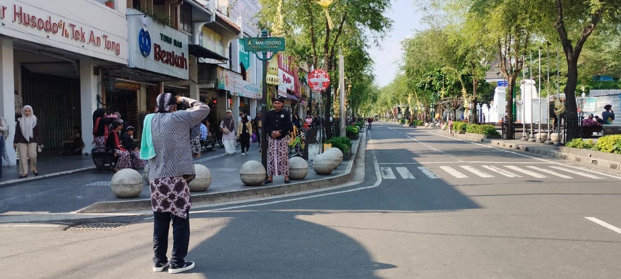 Pemkot Yogyakarta menyisir plang properti fotografer di kawasan Malioboro setelah viral keluhan wisatawan yang mengaku diminta membayar saat berfoto. Pemerintah menegaskan plang resmi Malioboro bukan objek berbayar dan mengimbau wisatawan melapor jika menemukan praktik serupa. (dok. jogjabanget)
