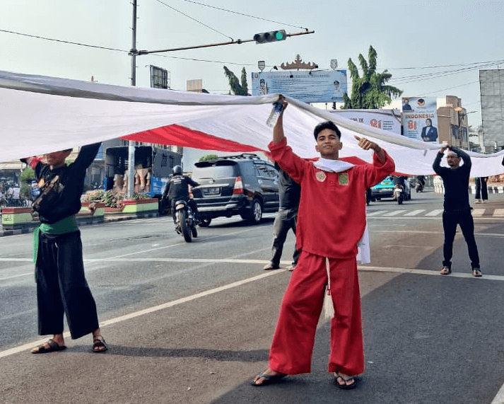 Kirab Merah Putih digelar menyambut HUT ke-81 Kemerdekaan RI. Ratusan peserta membentangkan kain merah putih sepanjang 300 meter dan menyerukan pentingnya menjaga persatuan, sejarah serta jasa para pahlawan dan ulama. (dok. PNIB)