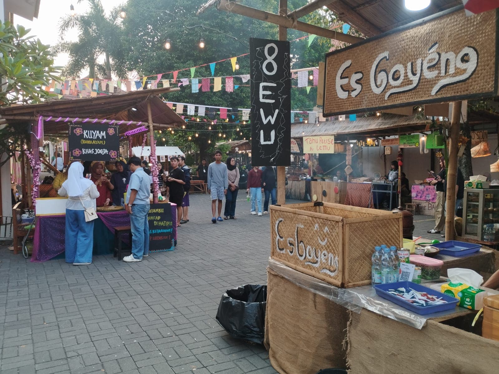 Pasar Kangen TBY 2026 resmi dibuka di Yogyakarta dengan tema "Ana Upaya, Ana Upa". Acara yang berlangsung 22–28 Juni 2026 ini menghadirkan 300 tenan, 380 seniman, serta berbagai pertunjukan budaya yang dapat dinikmati gratis oleh masyarakat. (dok. jogjabanget)