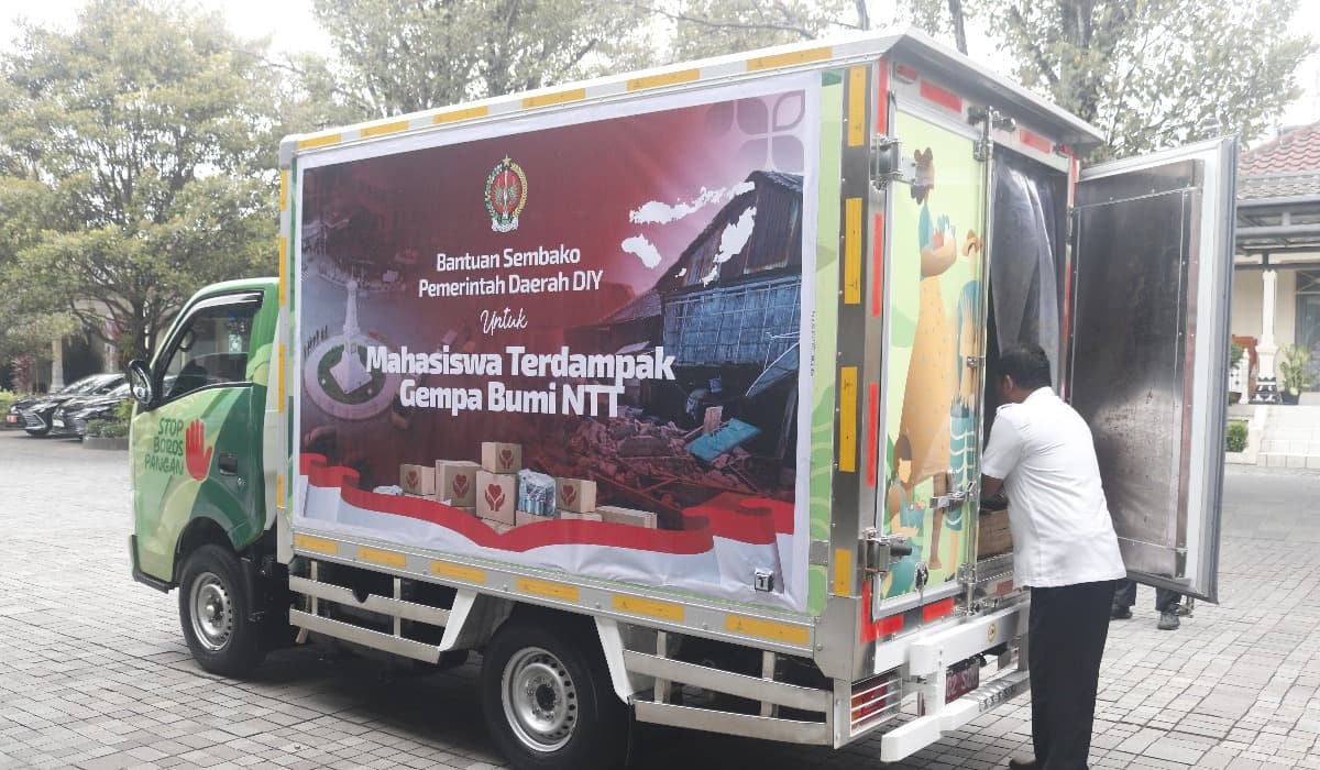 Pemda DIY menyalurkan bantuan untuk masyarakat dan mahasiswa NTT terdampak gempa. Sekitar 545 mahasiswa NTT di Yogyakarta terdata terdampak dan mendapat dukungan pangan serta keringanan biaya pendidikan. (FOTO: aroel/jogjabanget)