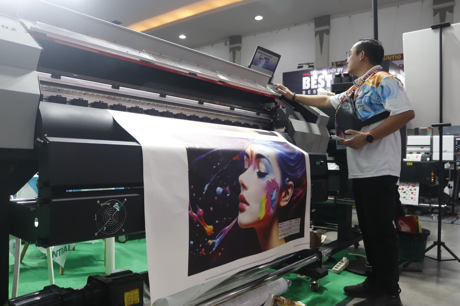 Jogja Printing Expo 2026 resmi digelar di JEC Bantul, menampilkan teknologi percetakan modern, inovasi ramah lingkungan, dan peluang bisnis industri grafika. (dok. jogjabanget.id)