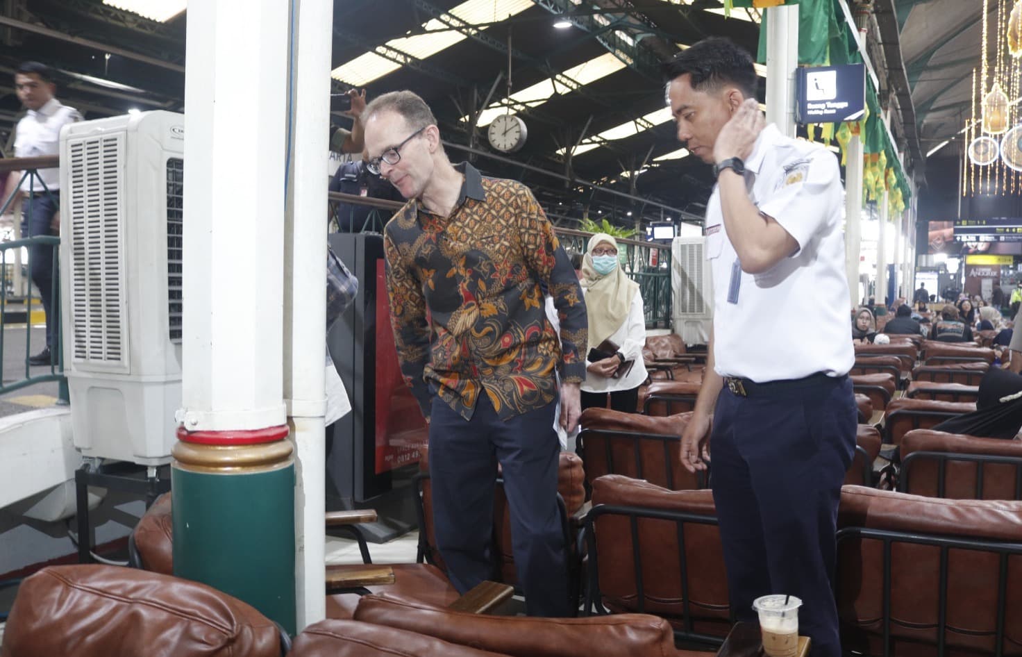 Duta Besar Inggris Dominic Jermey (kiri) mengunjungi Stasiun Yogyakarta, Rabu (8/4/2026) dan mengapresiasi inovasi layanan KAI yang modern, inklusif, serta ramah lingkungan sebagai bagian dari kolaborasi strategis Indonesia-Inggris. (dok. jogjabanget.id)