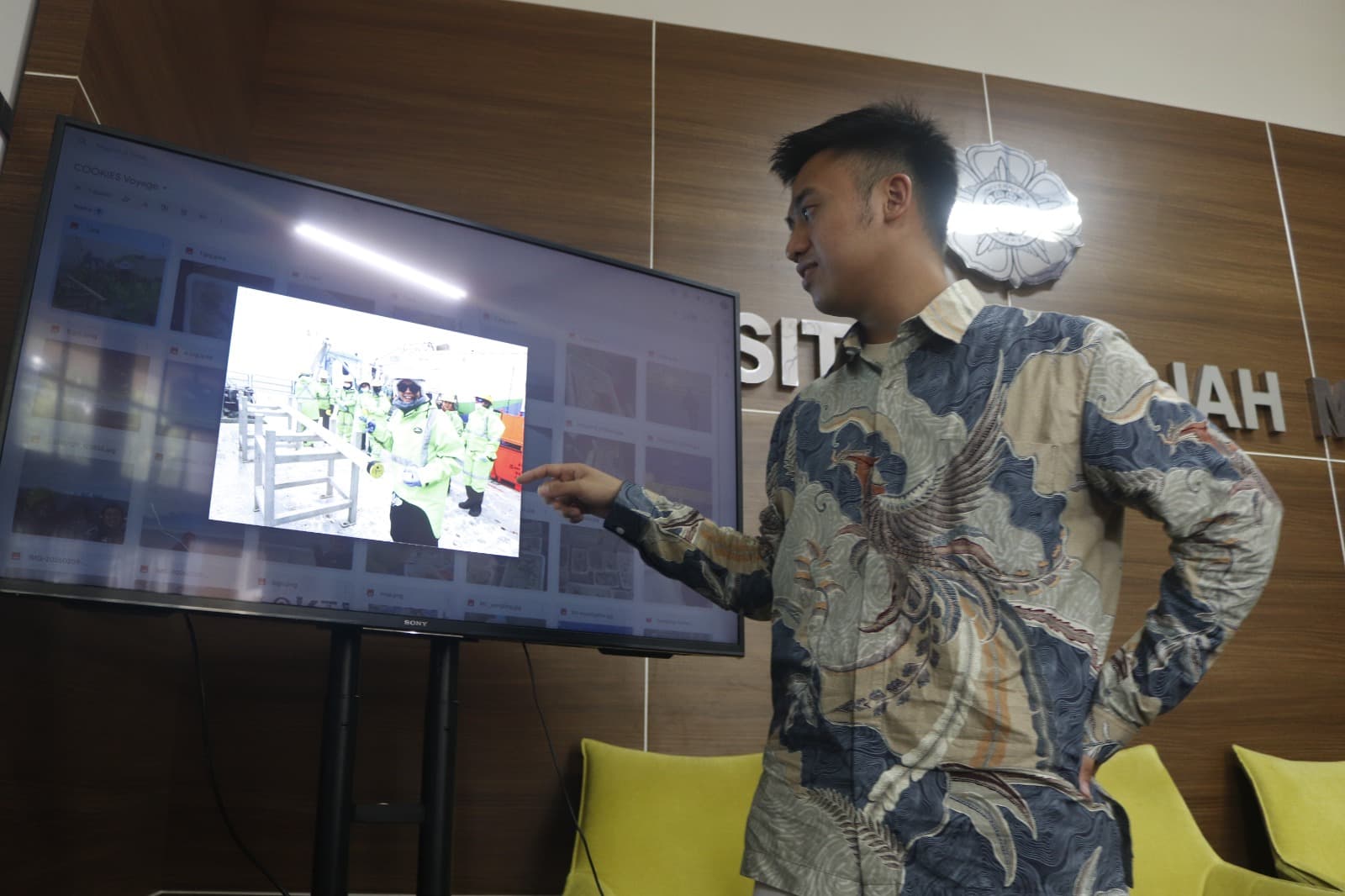 Alumni UGM Ezra Timothy Nugroho berbagi kisah mengikuti ekspedisi 57 hari di Antartika untuk meneliti DNA purba hewan laut. (dok. jogjabanget.id)