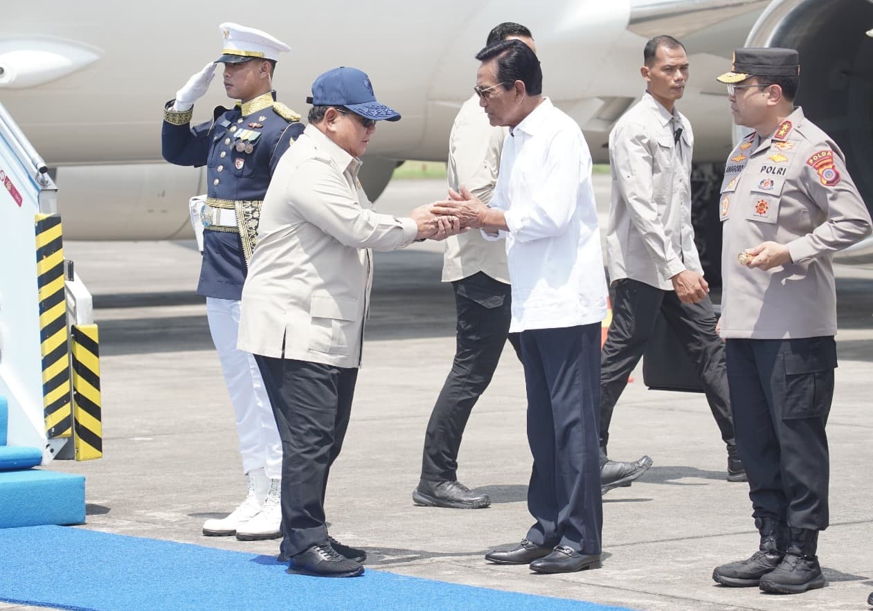 Momen menarik terjadi saat kunjungan Presiden Prabowo ke Yogyakarta, Sultan HB X menerima topi RI 1 sebagai tanda mata. (dok. Pemda DIY)