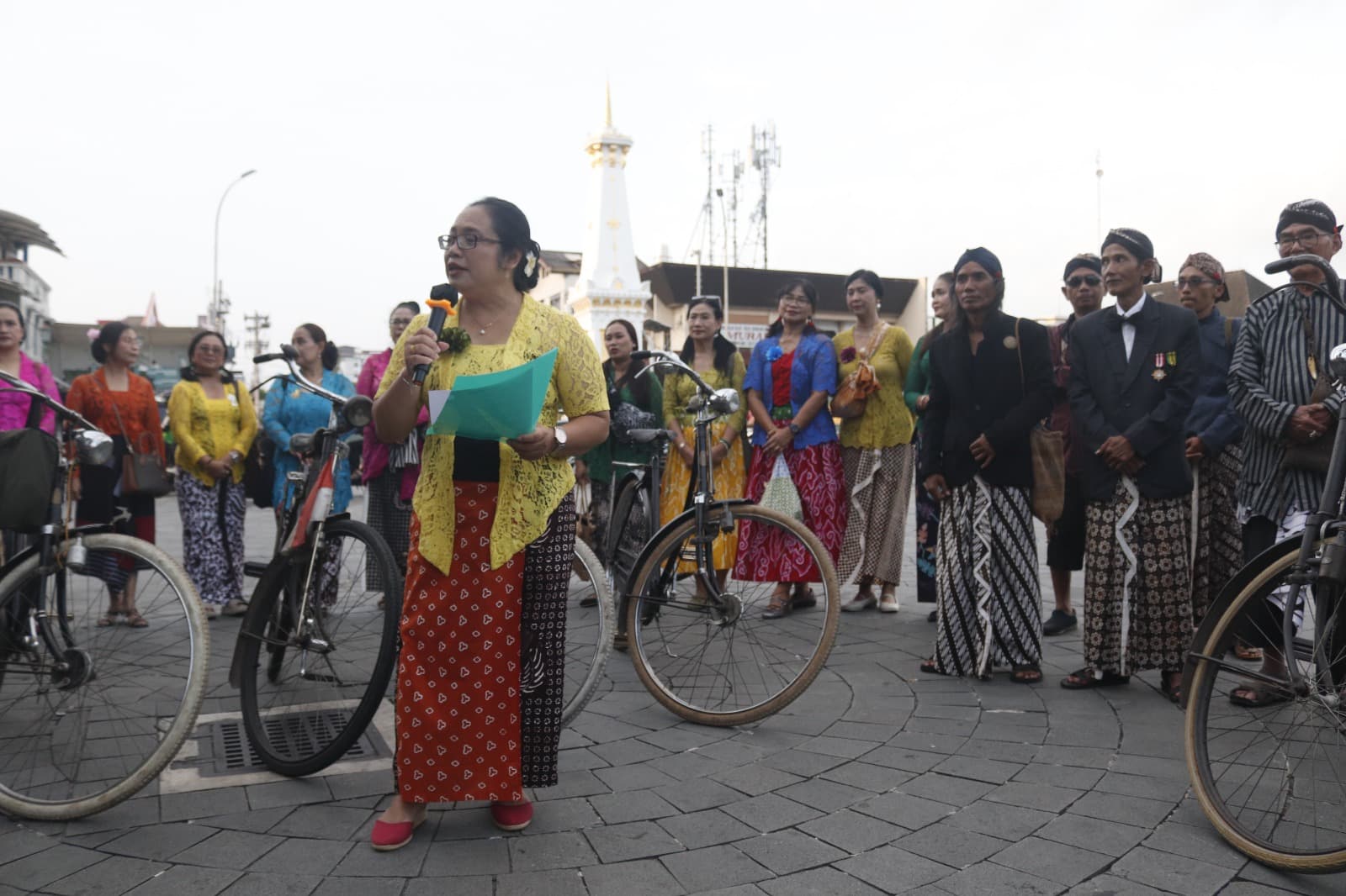 Peringatan Hari Kartini di Yogyakarta berlangsung unik lewat kirab sepeda onthel, Senin (20/4/2026) sore. Puluhan emak-emak berkebaya bersepeda dari Tugu hingga Malioboro sambil mengusung semangat budaya dan lingkungan. (dok. jogjabanget)