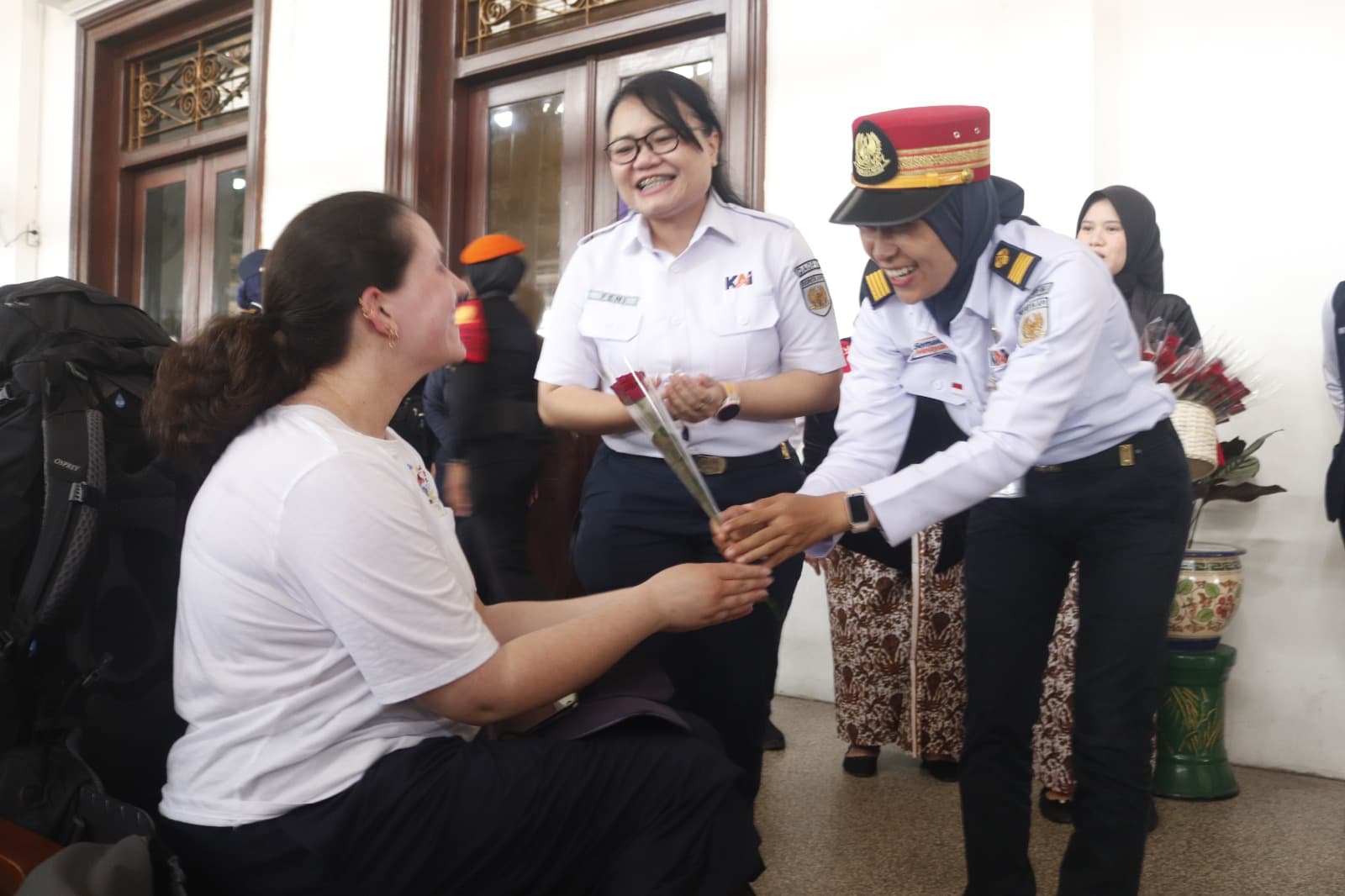 Peringatan Hari Kartini di Stasiun Yogyakarta berlangsung meriah, Selasa (21/4/2026). Petugas perempuan mengambil alih operasional dan membagikan mawar kepada penumpang, termasuk wisatawan asing. (dok. jogjabanget)
