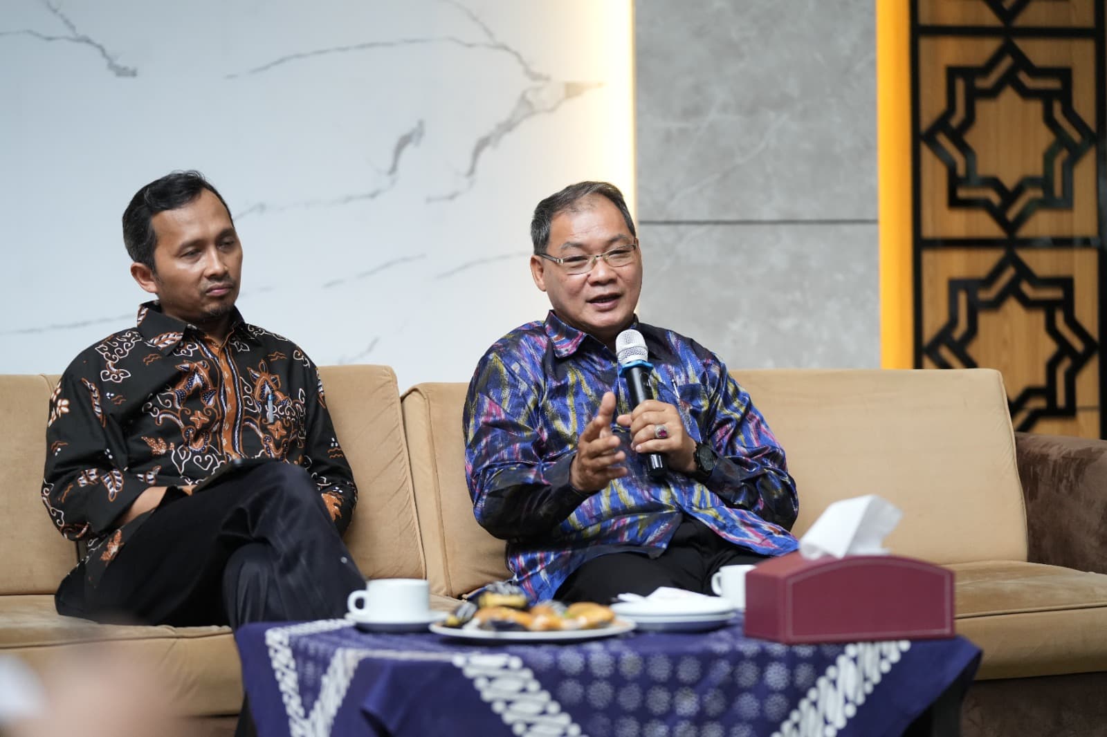UMY menyoroti ketimpangan kuota mahasiswa PTN yang dinilai merugikan PTS. Rektor Achmad Nurmandi (kanan) meminta pemerintah merevisi kebijakan agar lebih adil. (dok. UMY)