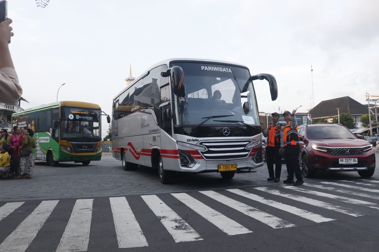 Bus Wisata disetop petugas di kawasan Tugu Yogyakarta yang hendak memasuki kawasan Malioboro, Selasa (21/4/2026) sore, di mana rencana pembatasan bus wisata di Malioboro menuai respons pelaku usaha. Hotel dan travel minta kejelasan akses dan solusi parkir. (dok. jogjabanget)