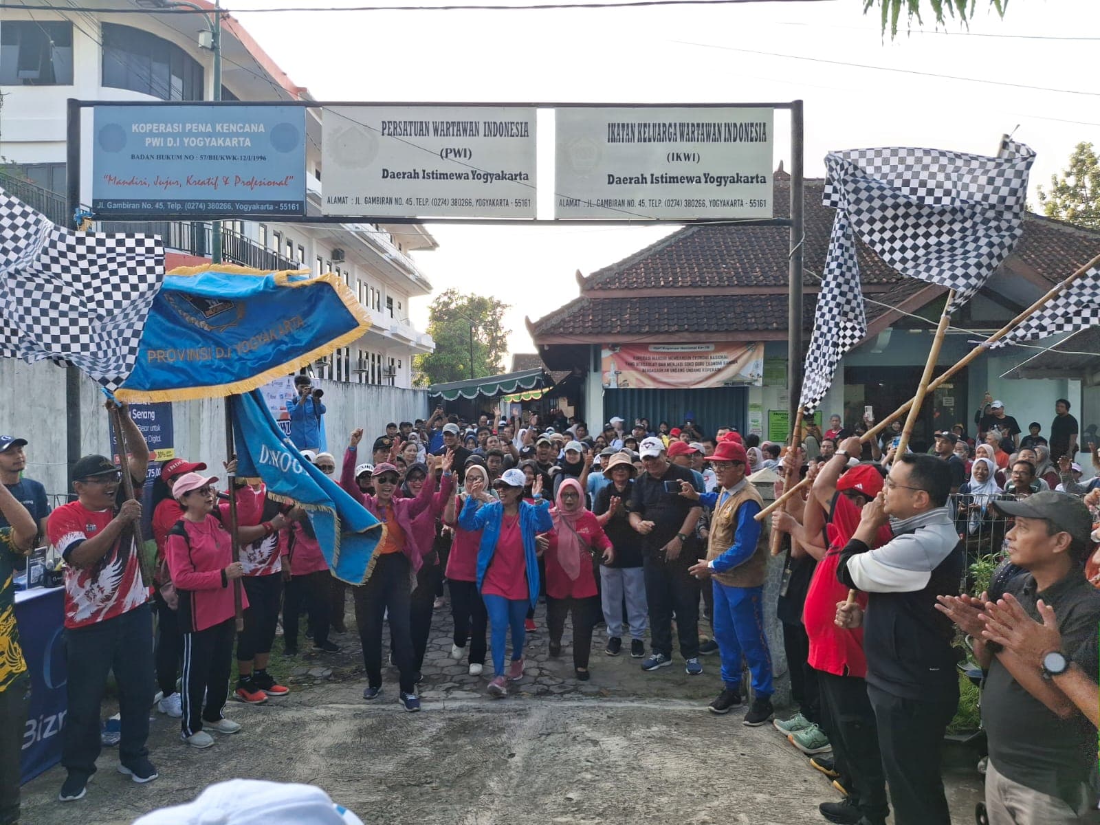 PWI DIY merayakan HPN 2026 dengan jalan sehat dan senam Sak Obahe, lengkap dengan layanan SIM dan kartu PWI di lokasi. (dok. jogjabanget)