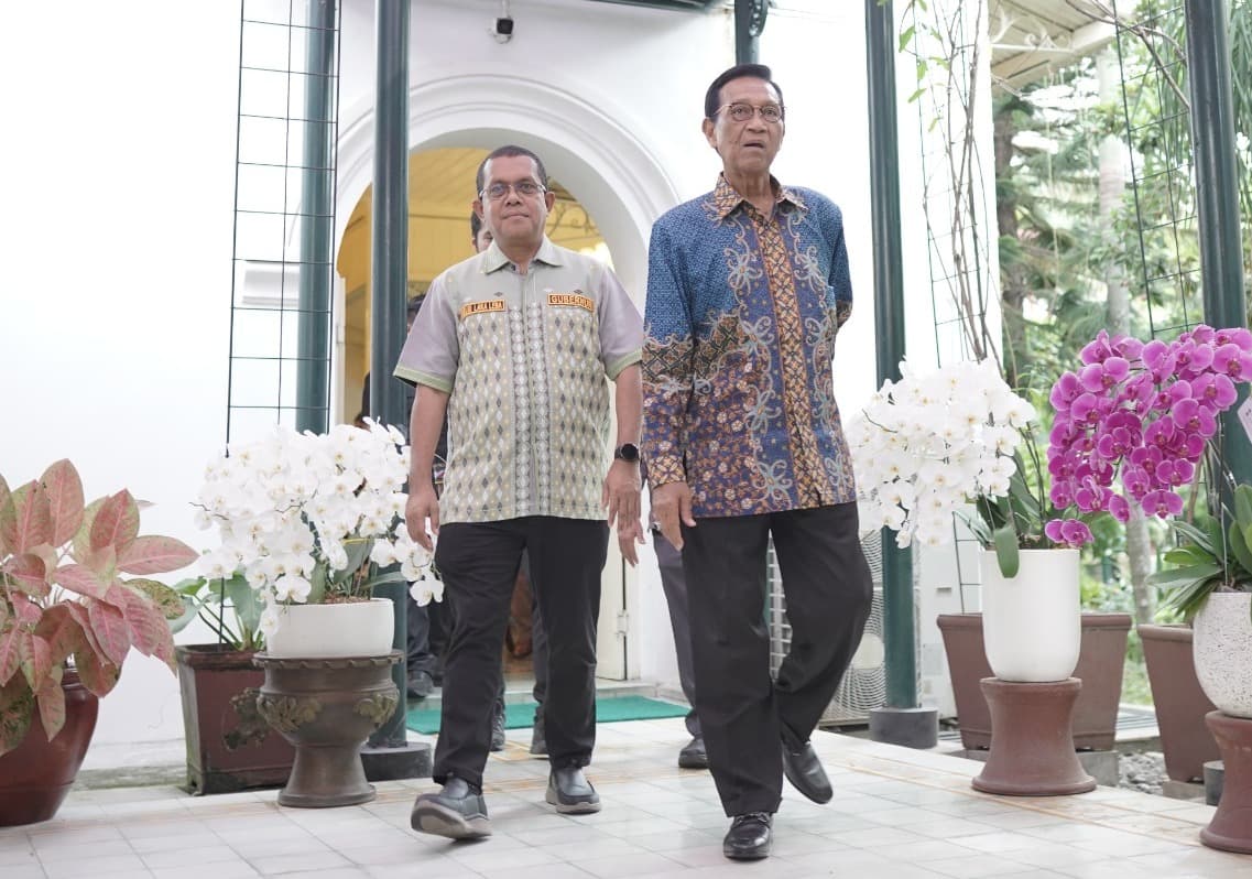 Gubernur DIY Sri Sultan HB X (kanan) menyesalkan kasus kekerasan anak di daycare Little Aresha dan menegaskan tidak ada ruang bagi kekerasan di Jogja. Pemda DIY perkuat pengawasan dan pendampingan korban. (dok. Pemda DIY)