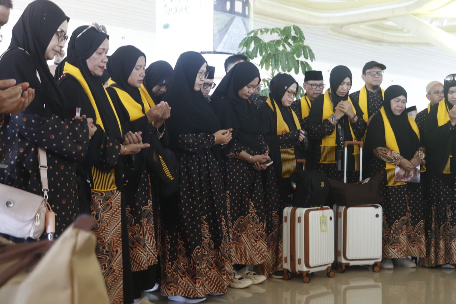Sebanyak 143 jemaah haji khusus diberangkatkan dari YIA. Fasilitas nyaman dan antrean lebih cepat menjadi alasan utama, meski biaya mencapai Rp260 juta per orang. (dok. jogjabanget)