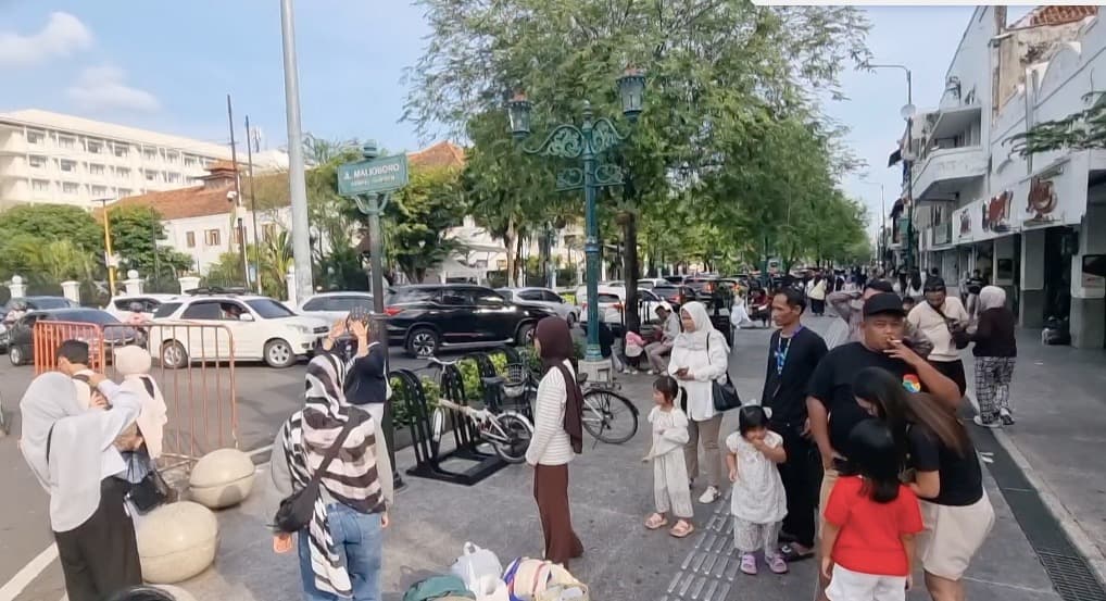 Libur long weekend Kenaikan Yesus Kristus membuat kawasan Malioboro dipadati wisatawan dari luar DIY. KAI Daop 6 dan Commuter Line Yogyakarta juga mencatat lonjakan pergerakan penumpang pada hari terakhir liburan. (dok. jogjabanget)