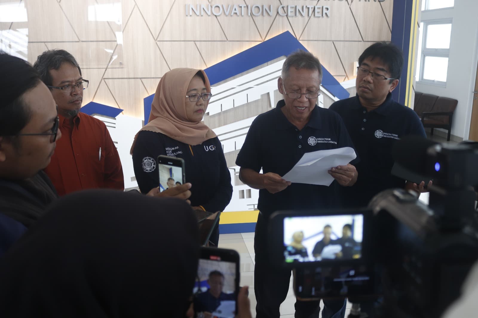 Tim peneliti Fakultas Teknik UGM menyimpulkan fenomena Rumah Api Seyegan bukan disebabkan rembesan gas alam maupun gejala alam. Penelitian menemukan residu PVC pada area kebakaran yang diduga berkaitan dengan material mudah terbakar. (dok. jogjabanget.id)