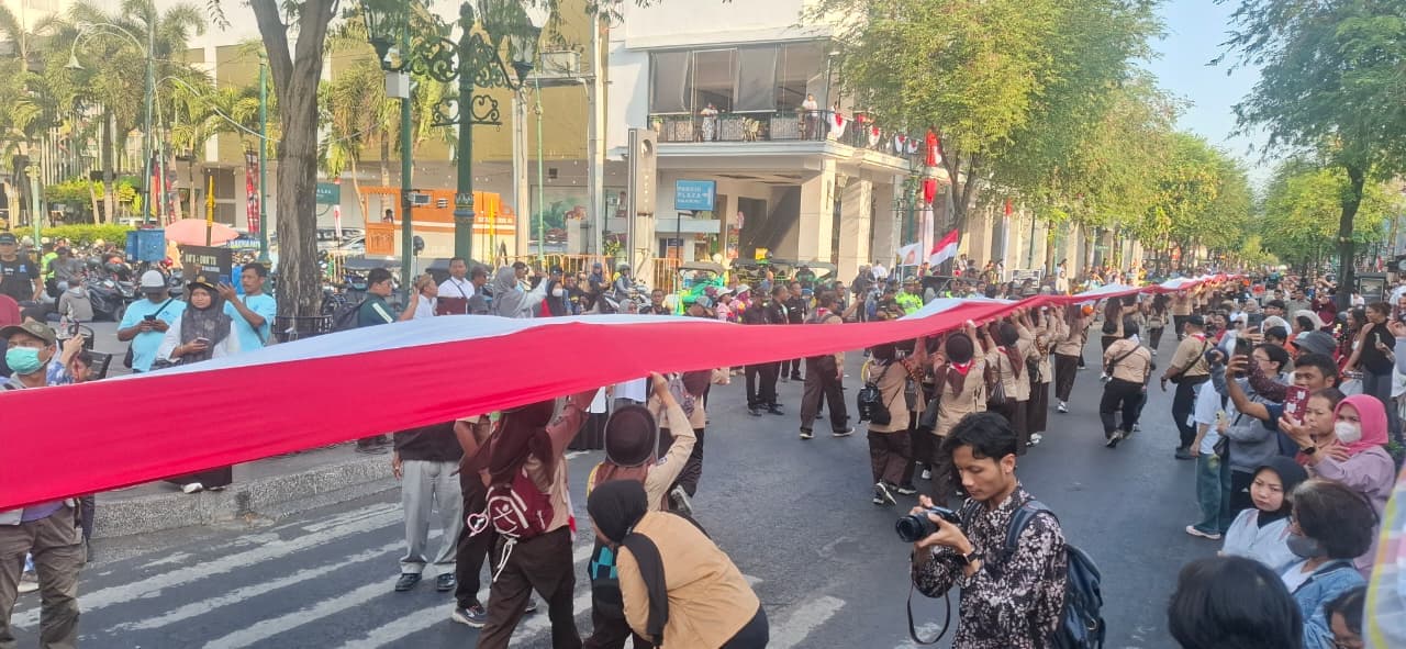 Parade Suara Inklusi untuk Semua 2026 digelar di Malioboro menjelang HUT RI ke-81. Sekitar 1.000 peserta membawa bendera Merah Putih sepanjang 1.000 meter. (dok. Mustika Anjani)