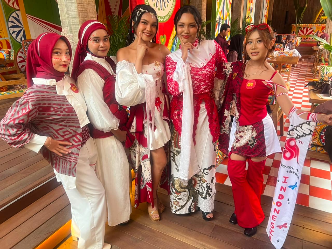 Rey’s Runway: Merdeka Edition digelar di Sleman menyambut HUT ke-81 RI. Anak muda tampil dengan busana merah putih, kebaya hingga batik kontemporer. (dok. jogjabanget)