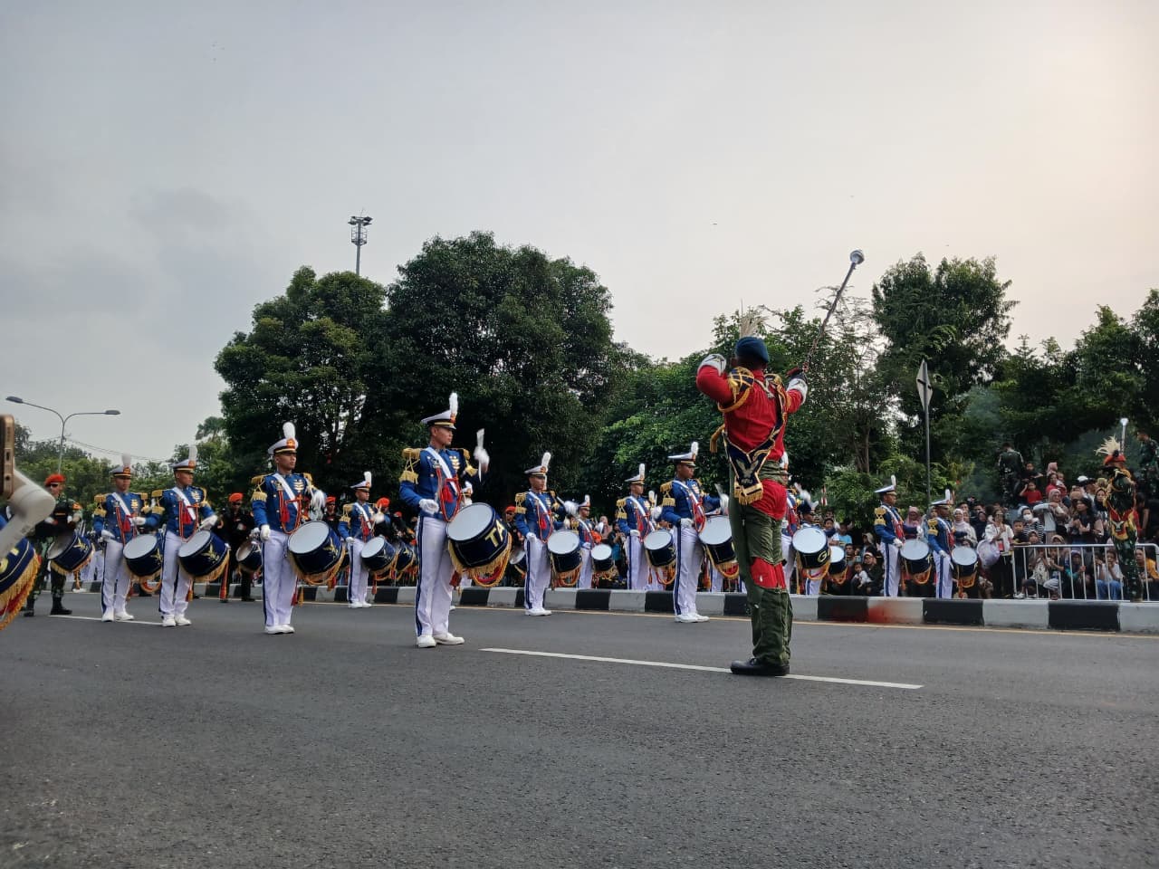 IDME 2026 di Sleman berlangsung meriah. Warga memadati Sleman City Hall untuk melihat parade TNI-Polri, alutsista, kendaraan militer, atraksi Kopasgat, hingga bendera Merah Putih sepanjang 281 meter. (FOTO: Mustika A/jogjabanget)