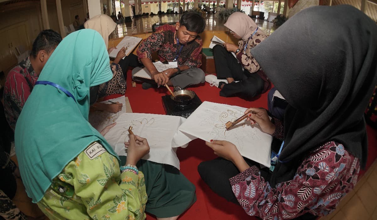 Sebanyak 100 penyandang disabilitas mengikuti pelatihan membatik serentak di Kepatihan Yogyakarta. Wakil Gubernur DIY KGPAA Paku Alam X mendorong lahirnya sentra batik difabel sebagai ekosistem budaya, kreativitas, dan kemandirian ekonomi. (dok. Pemda DIY)