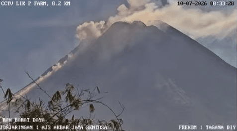 Gunung Merapi kembali mengeluarkan awan panas guguran pada Jumat (10/7/2026) pagi dengan jarak luncur mencapai 2.000 meter ke arah barat daya. BPPTKG mengimbau masyarakat menjauhi kawasan rawan dan tetap mematuhi rekomendasi resmi. (dok. Induk freekom 86)
