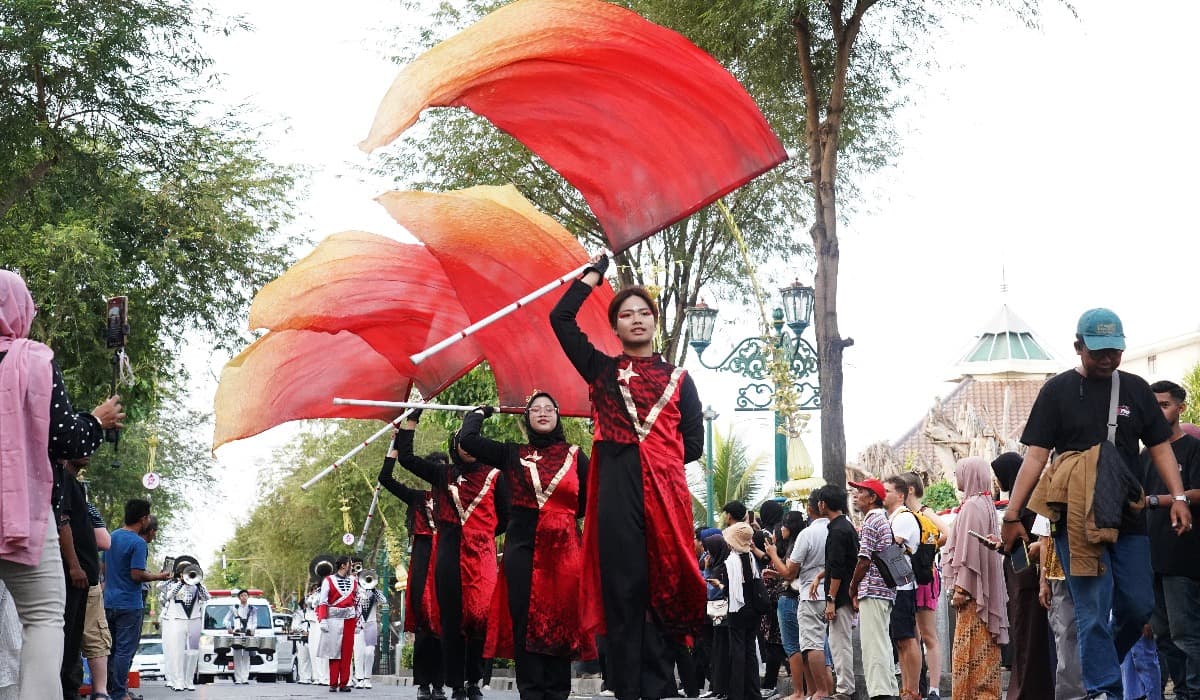 Pawai Ekosistem Malioboro meriahkan rangkaian road to WJNC ke-10 dan HUT ke-270 Kota Yogyakarta dengan melibatkan berbagai komunitas pariwisata, seni, budaya, hingga wisatawan mancanegara. (dok. Pemkot Jogja)